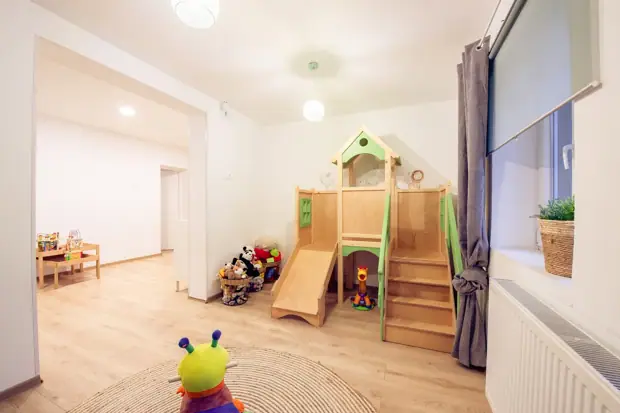 Camera Montessori cu tobogan din lemn