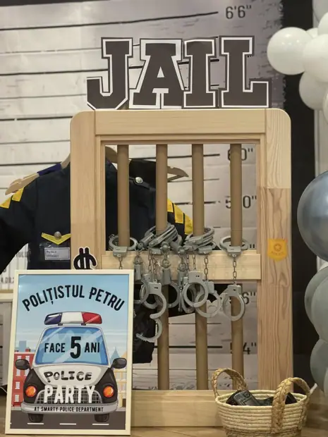 Petrecere cu poliția: „Polițistul Petru, 5 ani”
