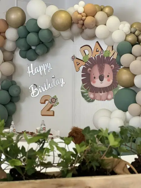 „Happy Birthday” cu frunze și baloane