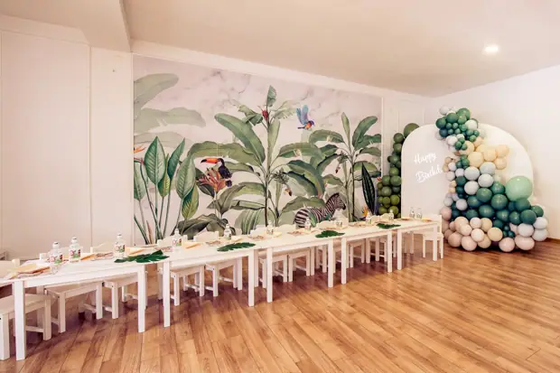 Sala de evenimente, cu pereții noștri de junglă